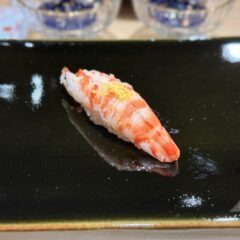 鮨 昭和 の大将が握るエビの握り