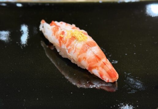 鮨 昭和 の大将が握るエビの握り