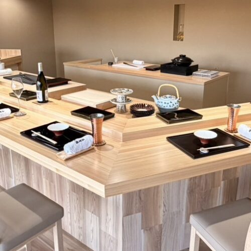 鮨 昭和 カウンター8席の落ち着いた店内風景