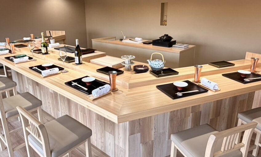 鮨 昭和 カウンター8席の落ち着いた店内風景