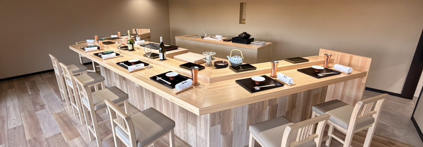 鮨 昭和 カウンター8席の落ち着いた店内風景